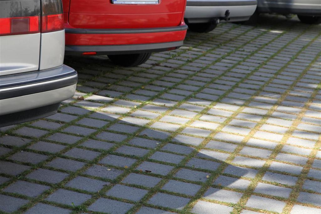 - Stora parkeringsytor bör delas upp i mindre enheter som avgränsas med vegetation.