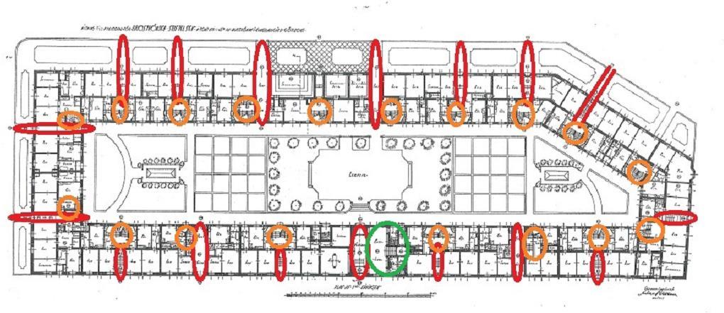 4(5) Portarna är välvda med ursprungliga och påkostade ekdörrar med individuell utformning och tidstypisk inramning. Garageportar finns på gaveln mot Godhemsgatan och mot Oxhagsgatan.