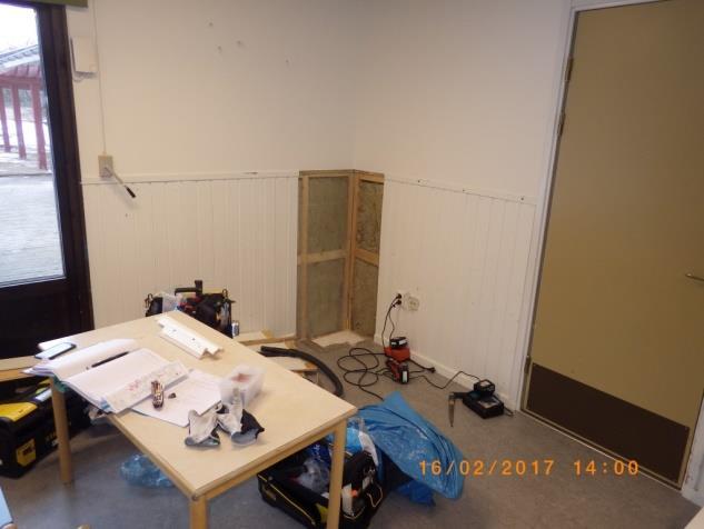 25 av 31 Prov nr 032 togs på tryckimpregnerad ytterväggssyll (nedre) på gavelyttervägg för luktanalys och mykologisk analys på laboratorium.