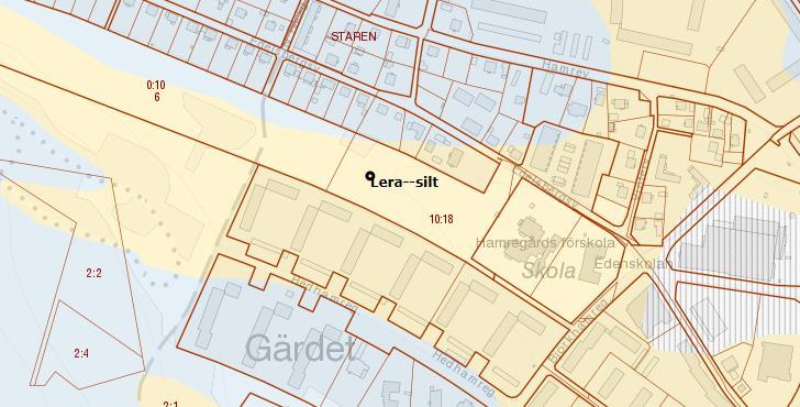 Ett mindre skogsparti finns inom området medan det i övrigt inte växer några träd. Planområdet är planlagt som parkmark men brukas inte som park utan står outnyttjat.