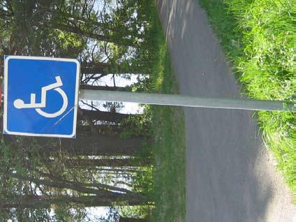 slutsats - handikappolicy I en tillgänglighetsplan från Nykvarns Kommun beskrivs utformning av utemiljö enligt följande: HANDIKAPPARKERINGSPLATSER skall finnas i omedelbar anslutning till badplatsen.