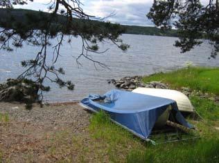 Fiskarvägen ligger liksom de andra båtplatserna strax intill vägen och ger också den en fin öppning ut över sjön.