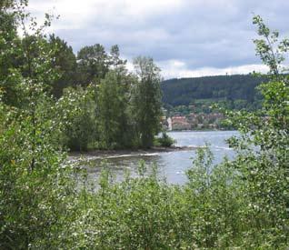 en badstrand men även en pir med båtisättningsplats. I anslutning till badplatsen finns en bilparkering som är utsatt med en skylt från vägen.