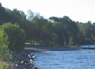 Idag finns ingen av dessa tomter kvar utan området används istället som bad- och friluftsområde. En större brygga finns vid stranden men är av ganska dåligt skick.