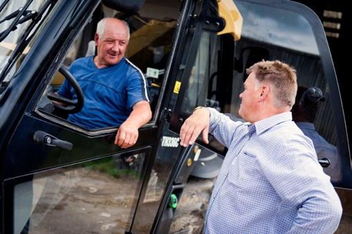 Bränsle- och hydraultankarna är icke-metalliska i syfte att hålla föroreningar på ett minimum och förhindra att kondenserat vatten skadar komponenterna. I Cat C4.