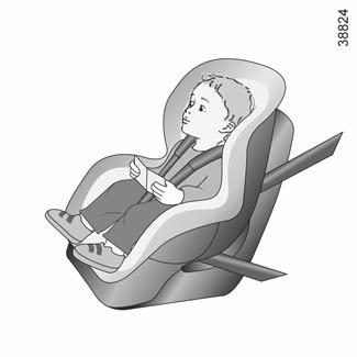 Transportera ditt barn i en framåtvänd barnstol med sele som passar barnet. Välj en stol som omsluter barnet för att öka sidoskyddet.