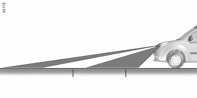 INSTÄLLNING AV STRÅLKASTARNA (1/2) 1 A B 100 m 50 m Ratten 1 används för inställning av strålkastarna i höjdled beroende på lastfördelningen.