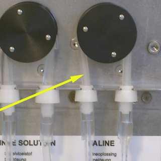Om ett antibakteriellt HEPA-filter används sätts detta tillbaka (För underhåll på nivå 4: Byt det filtret, QWLV040002) På avfallsflaska (Om den används): Byt bakteriefilter QWLV040001 på kitet med