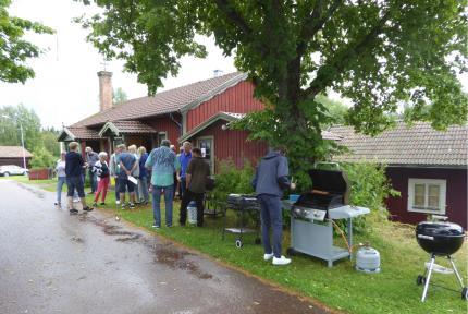 Korv, kaffe och hembakat serverades i bystugan efter väl förrättat dagsverke.