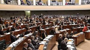 2 2 Allmänt om riksdagsmotioner och spörsmål De grundläggande bestämmelserna om motioner och spörsmål finns i grundlagen (39, 43 och 45 ) och riksdagens arbetsordning (AO 40/2000; 20, 22 och 25 27 )