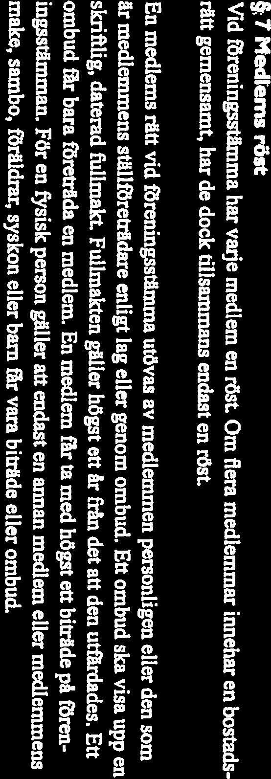 Fullmakten gäller högst ett år från det att den utfllrdades. Ett ombud får bara företräda en medlem. En medlem får ta med högst ett biträde på fören ingsstämman.