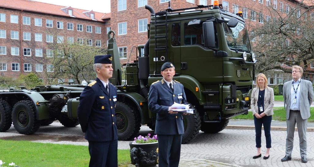 TRÄNGKLUBBSNYTT Försvarslogistik Nytt - en tidskrift för Försvarslogistikklubben Våren 2018 Första lastbilen överlämnad Försvarets Materielverk fick ta emot överlämnings(fmv) levererar!