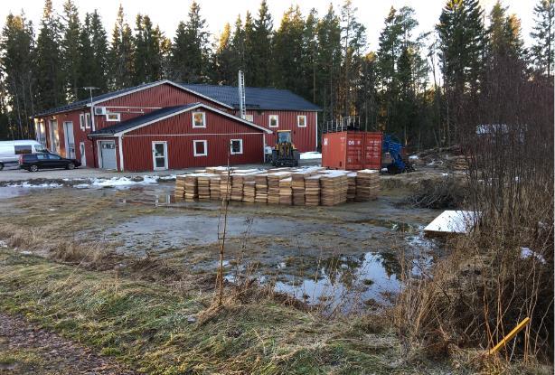 2018-06-11 2016-223 5 (8) Bebyggelsen sedd norrifrån Natur Mark och vegetation Mark som omgärdar bebyggelsen är till övervägande del asfalterad eller på annat sätt hårdgjord.