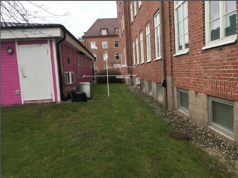 Föreslagen plats för tillbyggnad av vindfång.