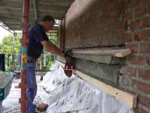 Exempel på skadade cementtillverkade byggnadsdelar Arbete med nya listdragningar som ersatte skadade utsmyckningar Iakttagelser under arbetet På delar av äldre intakta cementdetaljer fanns fragment