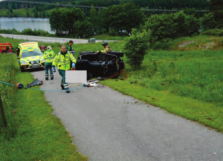 Han beslutar sig för att använda sin fyrhjuling för att mota tillbaka hästen till hagen.