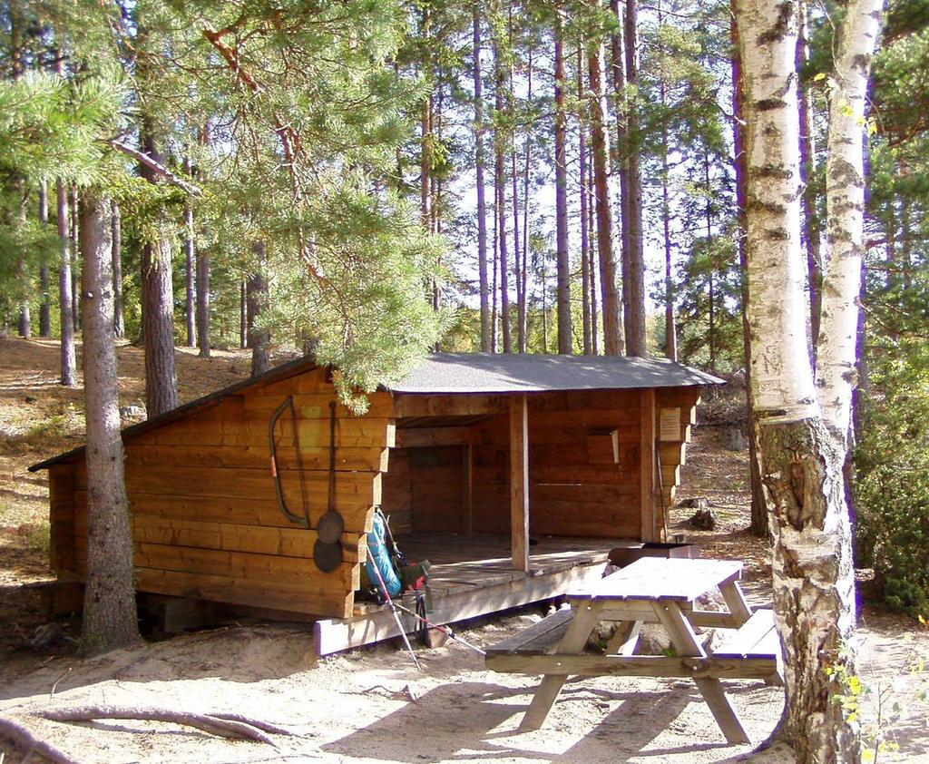 Längs leden finns många iordningställda rastplatser, ofta med murade eldstäder.