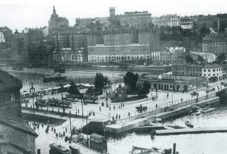 I samma läge trängs vattnet mellan Gamla stan och Södermalm samman och ger möjlighet för passage där Mälaren och Saltsjön möts. Slussen 1900.