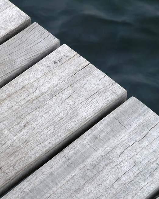 Glaspartier, ståldetaljer och betongytor Materialet i glaspartier, hissar, detaljer med mera kan vara mörkbehandlat rostfritt stål med borstad yta, eller ett material med bronskaraktär.