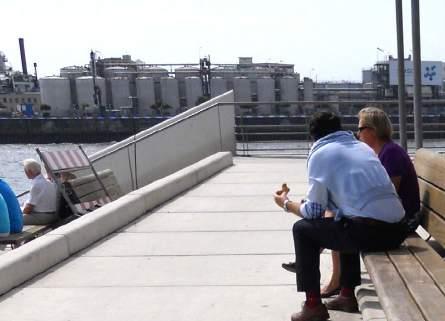 Ljus markbeläggning i stora format. Referensbild från Hamburg. Armaturer och stolpar utgör tillsammans ett visuellt element, som ska samordnas med arkitekturen.