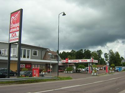 Istället för att bankkontoret har hjälpt till att ta fram kompletterande lösningar innan de lämnat orten så har det varit vanligt att man hänvisat till ex.