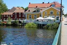 Jag tog min tillflykt till Askersund och började arbeta vid två skolor i Hallsbergs kommun. Jag bodde först inneboende hos en kvinna i hennes hus och sedan i en etta där jag sov på en viksäng.