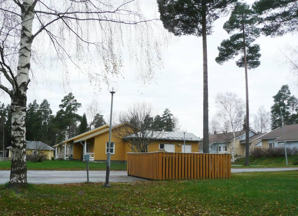 33 10 / Längs Emilsvägen finns låga rad- och lofthus i 1-2 plan. Bredvid planområdet är radhusen byggda i ett plan med vertikal brädfodring som är målad i en kraftig gul täckfärg.