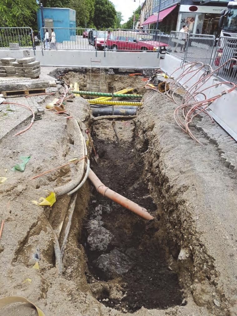 Undersökningsresultat Slottsgatan löper parallellt med Svartån på dess västra sida. Topografiskt är markytan på den västra sidan av Svartån högre i jämförelse med marknivån på den östra sidan av ån.