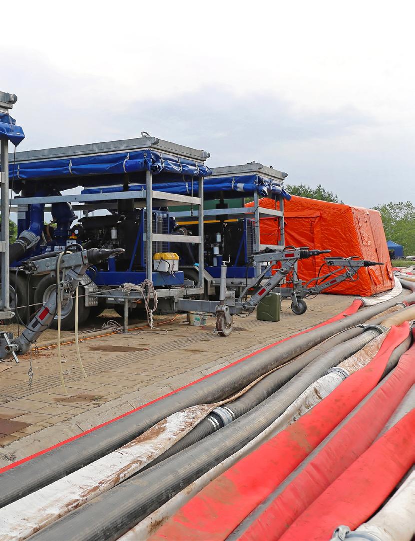 PUMPAR / SCHAKTFRI LEDNINGSFÖRNYELSE ÖVERSVÄMNINGAR Brandslang Flat Vit Tillverkad av högvärdig polyestergarn, rundvävd. Innertub av EPDM-gui.