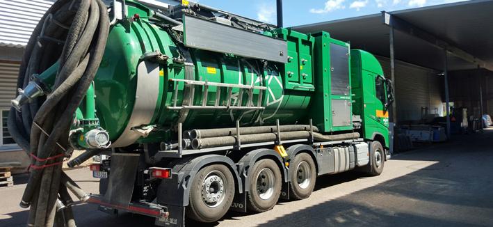 Transportslang Slät Transportslang Svart elektriskt ledande Naturgui. Utvändigt: svart vävönstrat elektriskt ledande SBR/NR Arering: två Syntetiska vävinlägg ed inbäddad stålspiral.