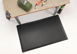 Den fjädrande undersidan av cellgui är avlastande och den släta ovansidan är slitstark och lättstädad. De fasade kanterna inierar snubbelrisken. Stl: 0,7 x,0, x,0, x 1,4. Färg: Grå eller beige.