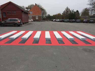 The same principles are used in elongated road markings, to make markings easier to read from a moving vehicle.