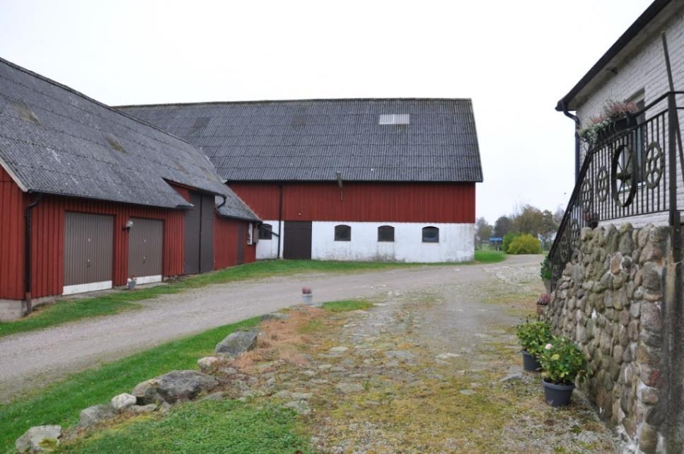 Höör Kärrarp 1:20 del av Om fastigheten Typ: Boende-/hästgård Boarea: Ca 180 m² Mark: 3 ha Antal rum: 5/6 Pris: 2,75 MSEK/hbj Län: Skåne