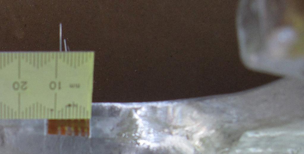 Figur 12: a) anslutning mellan tvärplåt och underfläns tvärbalk, efter bearbetad geometri, b) detalj vid svets