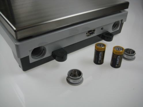 4 Batteridrift FKB För att sätta i batterier (6 x 1,5 V) öppna batterifackens lock. De kan skruvas ut med hjälp av ett mynt. I varje batterirör kan 3 st.
