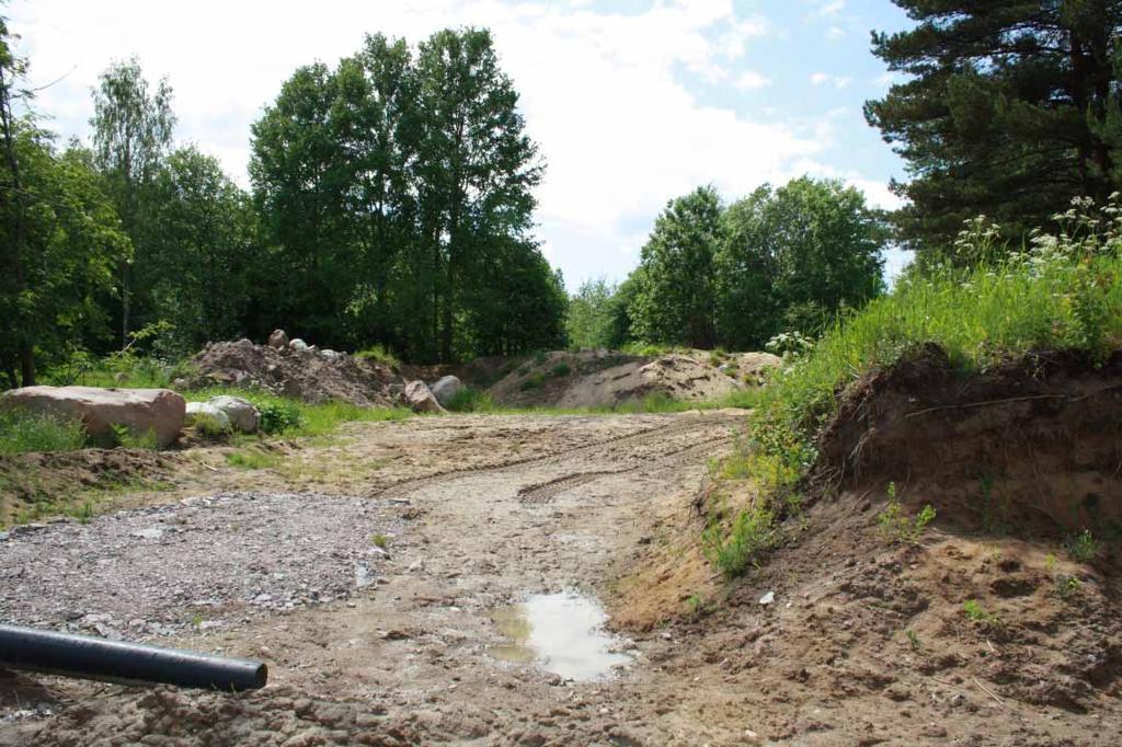 Fyndmaterial En neolitisk skärva som är bergarts magrad, saknar ornering. Inget annat fyndmaterial påträffades.