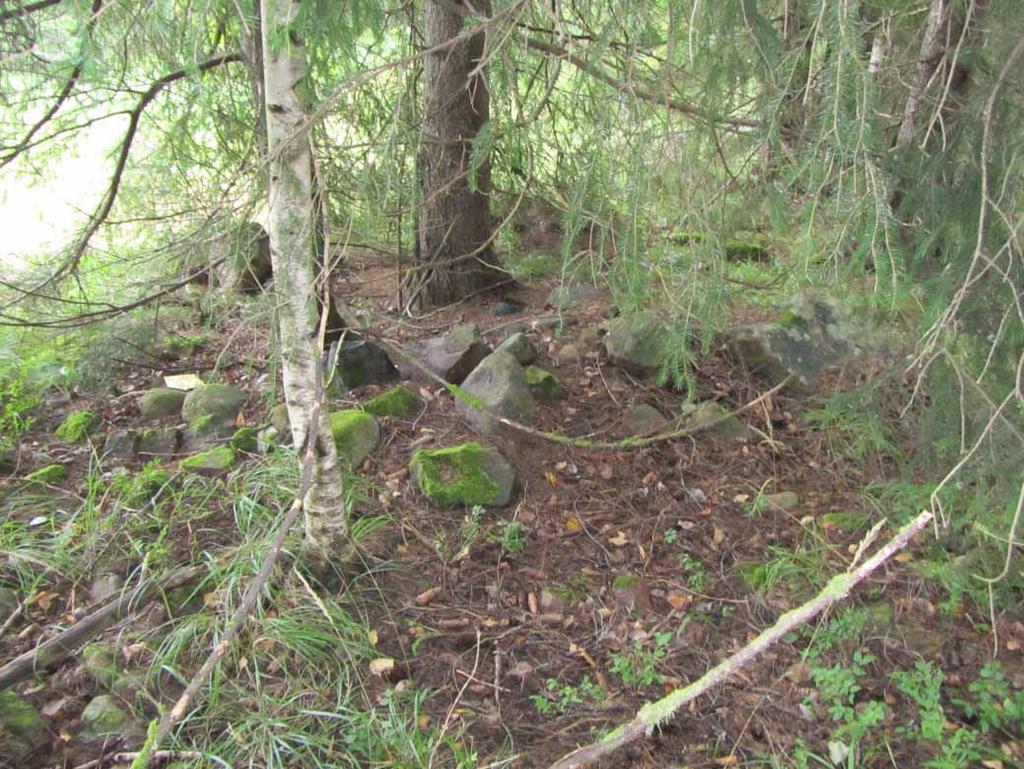 Figur 13. Ett av röjningsrösena från Valbo 1060. Foto: Maria Björck, taget från söder. Figur 14.