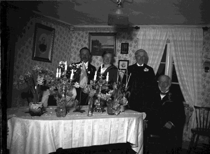 Bild (63) kan man gissa är från antingen förlovnings- eller lysningsuppvaktningen. Från vänster Johan, Annie, Anton Persson (Johans far) och Elmén.