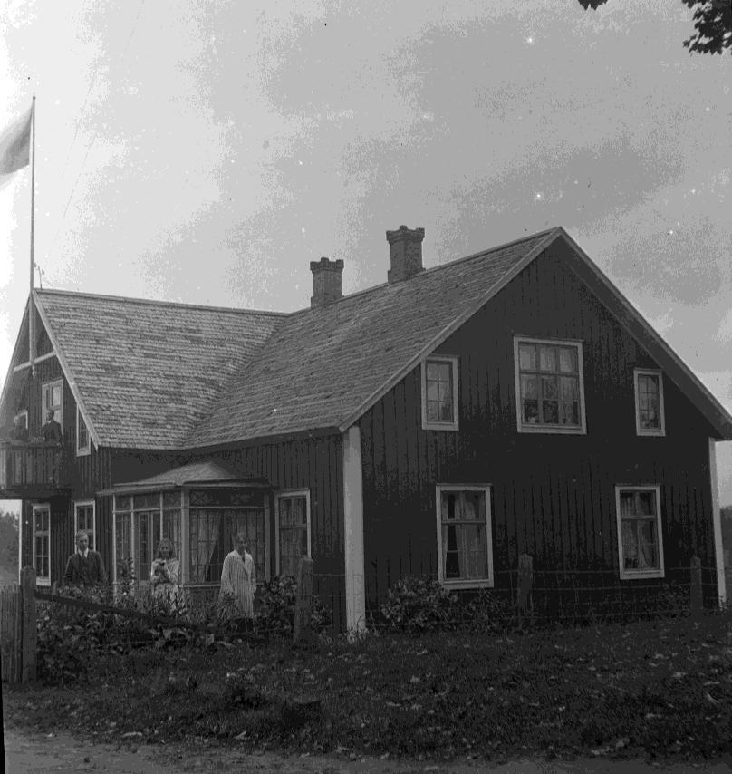 Hallaböke diversehandel eller "Lundstens Carl Petter Lundsten hade först en affär i Hallaböke där han hyrde affärslokal och bostad av August Johansson.