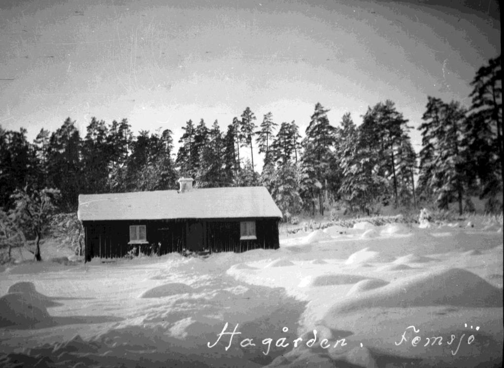 Haggården Till kyrkbyn måste också Haggården räknas, torpet som sedan 1954 är hembygdsgård och där Femsjöbor i förskingringen samlas söndagen efter midsommar.