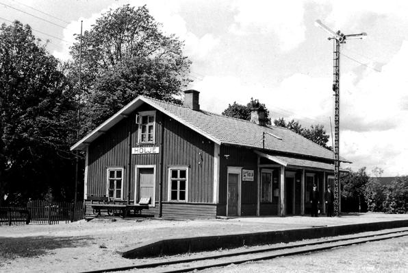 Strax innan man passerar under vägen mot Svängsta går man under ett imponerande byggnadsverk. Det är ett spår efter den tid då Olofström hade två järnvägsstationer.