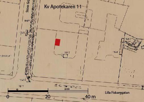 Genomförande och resultat Med anledning av anläggande av en ny dränering längs husgrund och omläggning av avlopps- och dagvattenledningar på fastigheten Apotekaren 11, genomfördes en arkeologisk