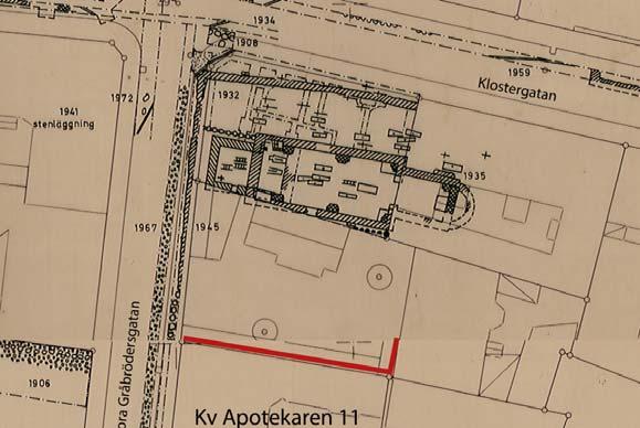 Figur 5. Ur Kulturens arkeologiska generalkarta över det aktuella området. Ingreppen för dränering, vatten och avlopp markerad med rött (lst.dnr: 431-16507-2014).