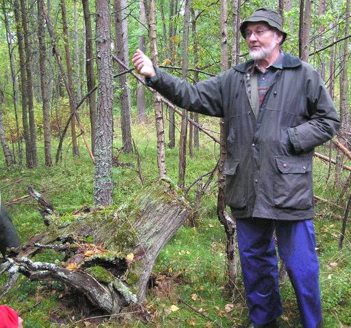 Vid 1:a träffen besökte vi Boo Egendoms marker med samling vid Grindstugan norr om Hjortkvarn. Där finns ett tallbestånd i varierande ålder.