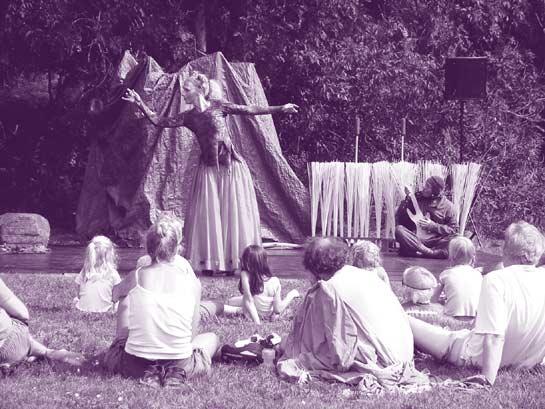 Kärlek, Hopp och Groda Ulrika Liljedahls föreställning Kärlek, Hopp och Groda hade utomhuspremiär på Gunnebo slott, Mölndal den 21 augusti.