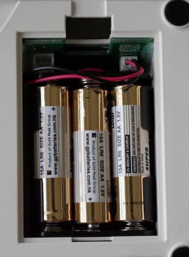 Montera batterihållaren med isatta batterier inne i displayen. Kläm inte sönder kablarna. Stäng batterifackets lock. Om batterierna är urladdade visar displayen "LO indikeringen.