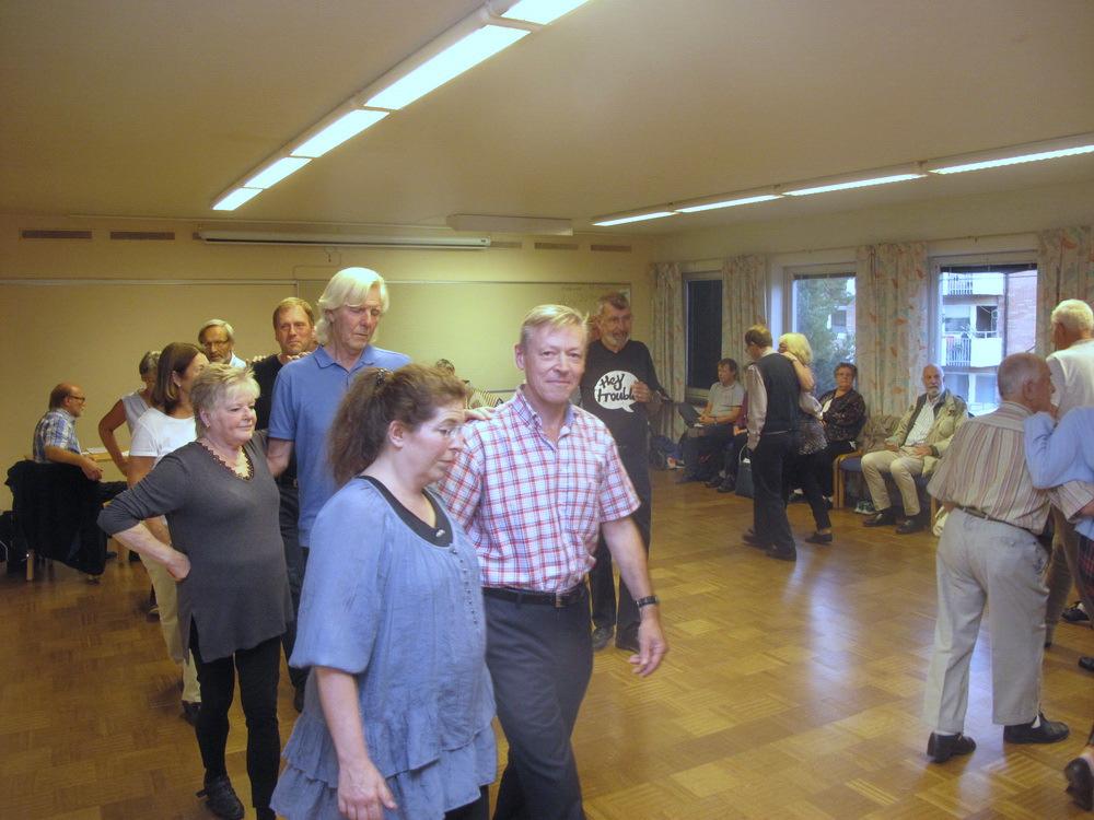 (Forts. från sidan 3) Kedjan dansar i en lokal en trappa ner i Birkagården, Karlbergsvägen 86B.