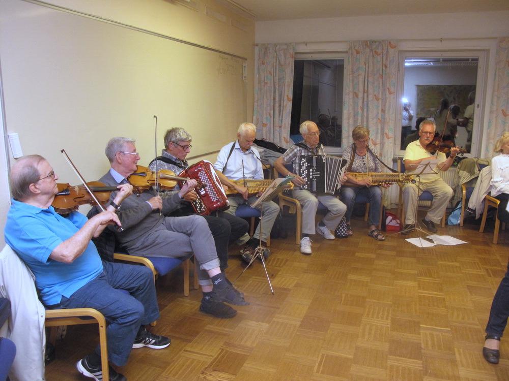 Kedjans dansledare Fredrik Bergh hade satt ihop ett bra program av GrönaBoken-danser och gammeldansvarianter.