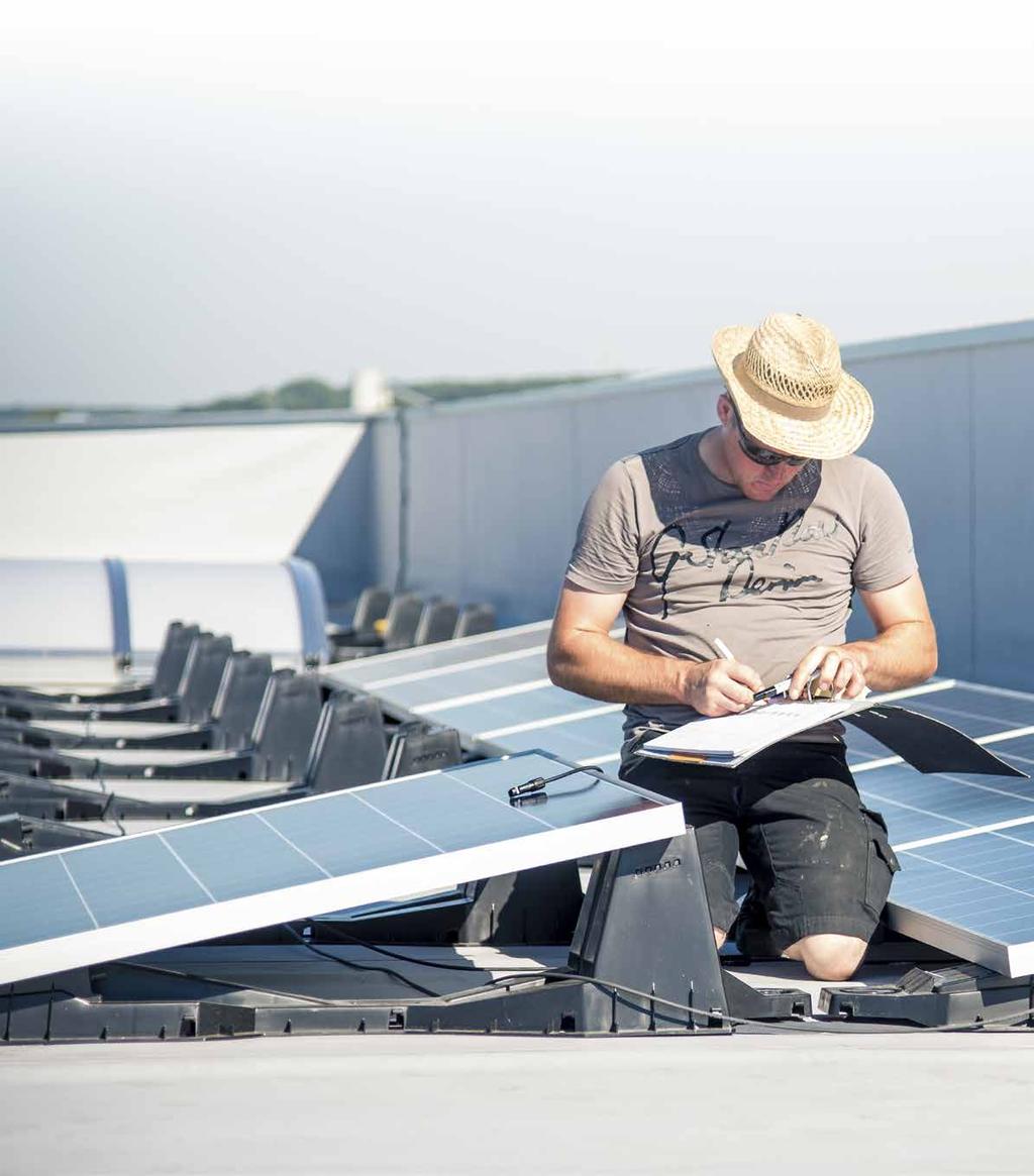 BauderSOLAR - det optimala utförandet Lämna inget åt slumpen. Efter planeringen utförs monteringen. Monteringen av systemet utförs normalt av särskilt kvalificerade takläggare.
