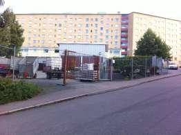 som inrymmer garage.